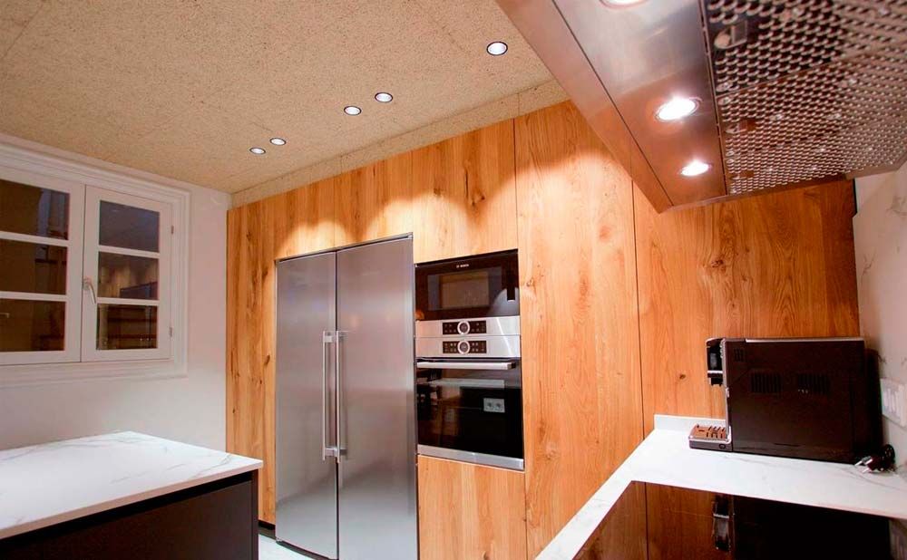 Cocinas Garay cocina con pared en madera